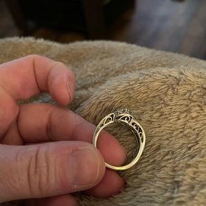 1/4 Karot diamond ring. New. Size 9. Worn twice.